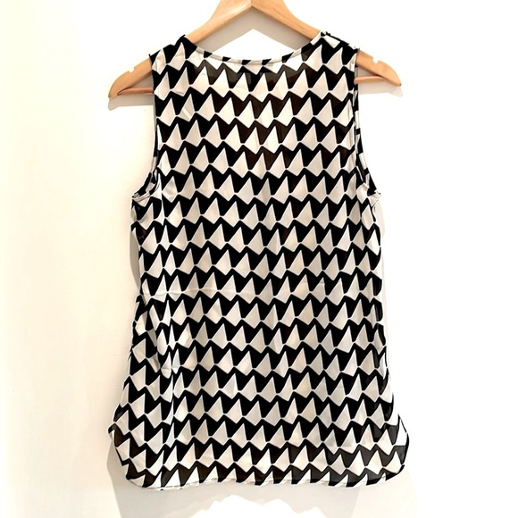 Banana Republic Chevron Patterned Tank. Colour: Black/White - Picture 4 of 6